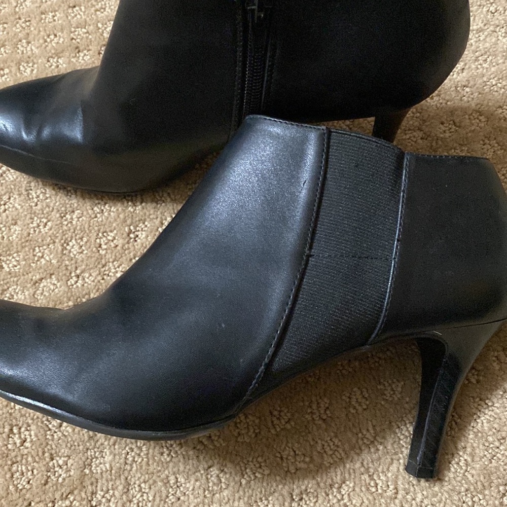 Leather bootie with stretch